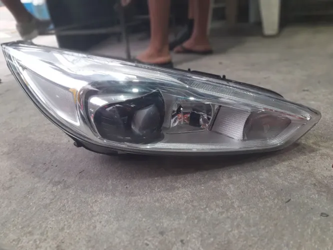 Farol do Ford Focus Titanium