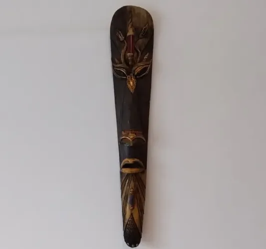Máscara indígena em madeira.