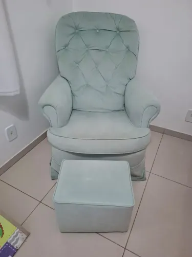 Poltrona de Amamentação com/ Balanço + Puff
