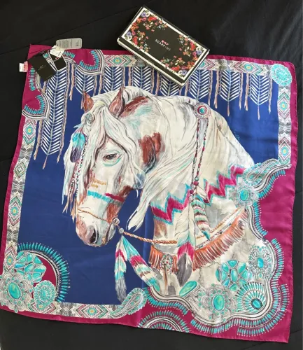 Lenço de seda com estampa de cavalo e detalhes Boho APACHE SCARF.ME