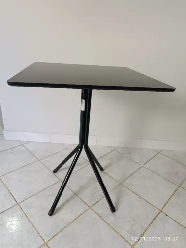 Mesa Bistrô Quadrada Baixa Itaqualy Aço E Mdf Reforçada 60cm X 60cm e altura de 80cm