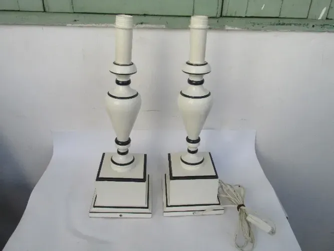 Par de abajures em madeira laqueada de branco e azul, 45cm