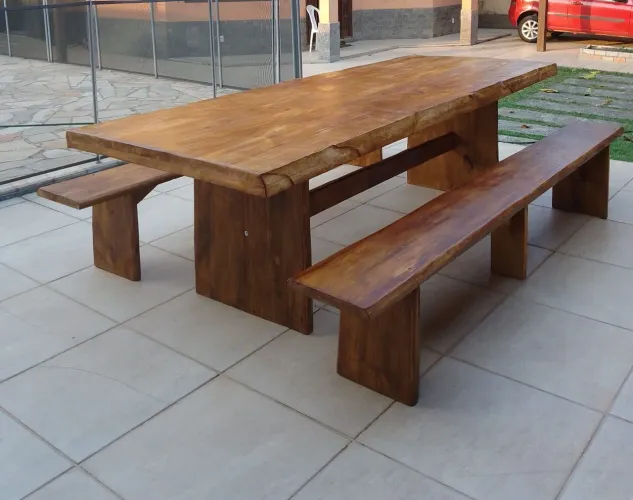 Mesa de madeira maciça com bancos