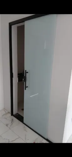 PORTAS JANELAS EM VIDRO TEMPERADO/PORTÕES PORTAS JANELAS EM ALUMÍNIO FOSCO BRANCO PRETO.