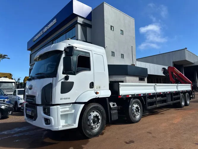 Cargo 2429 8x2 Munck Palfinger traseiro 