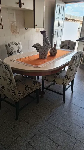 Mesa de jantar com 4 cadeiras Com as cadeiras 