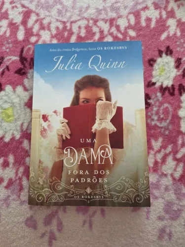 Livro "Uma Dama Fora dos Padrões" - Julia Quinn<br><br>