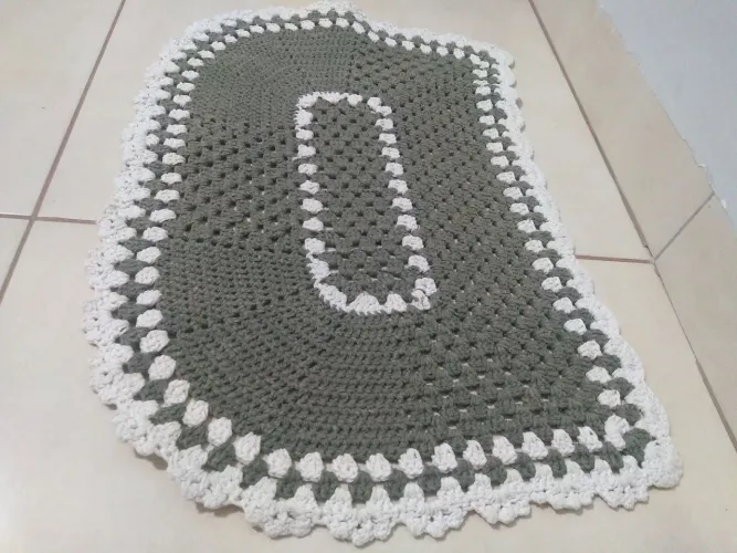 Tapete de crochê artesanal.
