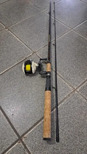 Conjunto carretilha saint Twister direita vara daiwa 10-20 lbs 2 m