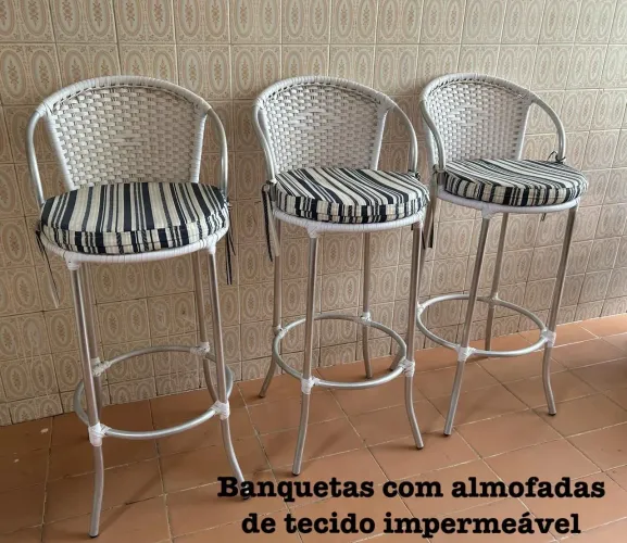 Banquetas com almofadas impermeáveis