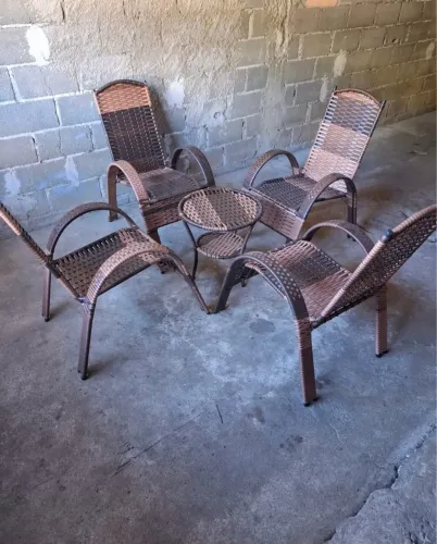Conjunto de cadeiras e mesa de fibra sintética NOVAS