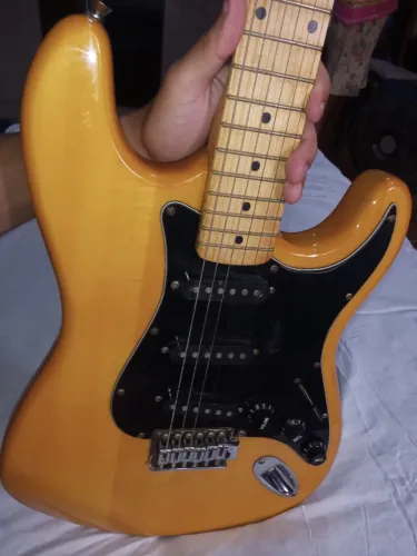GUITARRA MICHAEL R$ 450