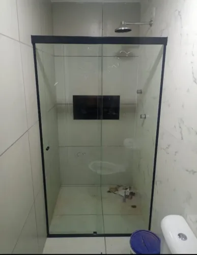 Box para banheiro, espelhos, gabinete para pias, portas sobre trilhos etc 