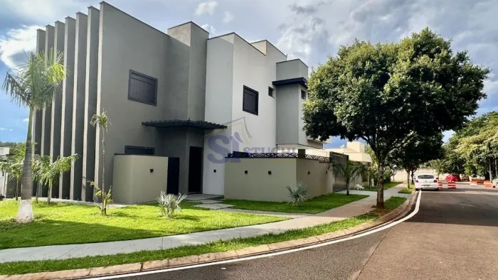 Sobrado de Esquina no Condomínio Quinta das Tipuanas