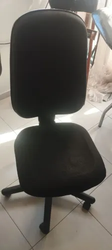 Cadeira de escritório com rodinhas 