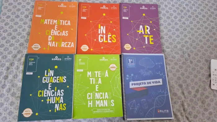 Livros 1° ano Ensino Médio Colégio Elite.