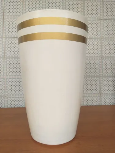 Vaso Decorativo Branco com Detalhes Dourados
