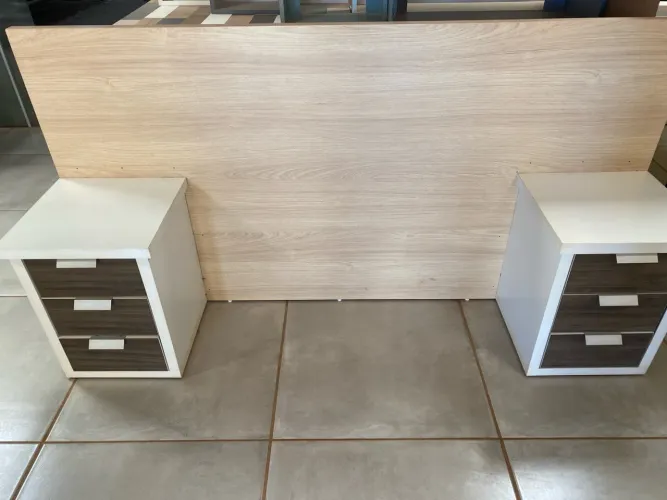 Cabeceira com mesa de cabeceira