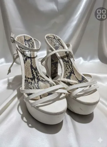 Salto feminino SCHUTZ pele de cobra