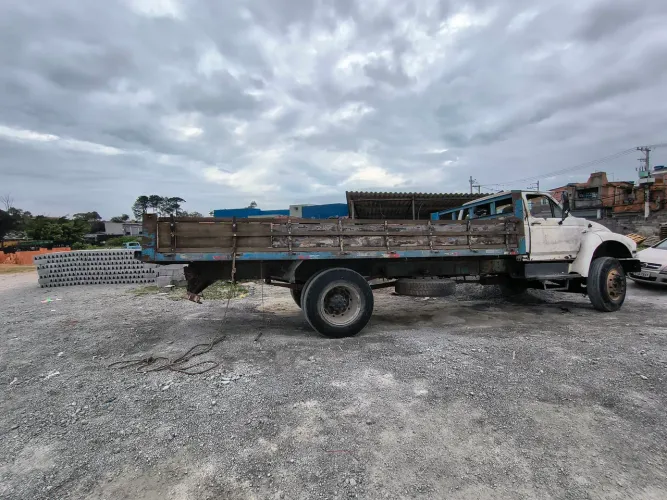 Caminhão Ford 14000 e máquinas de bloco.