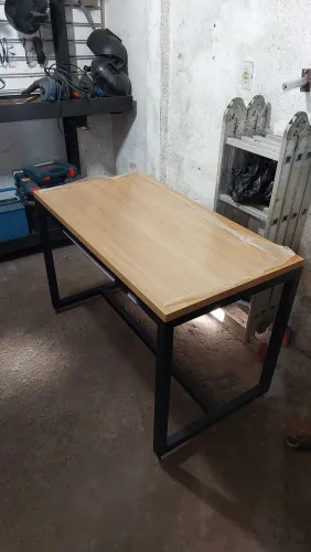 Mesa Industrial Freijó e Aço resistente a água e umidade