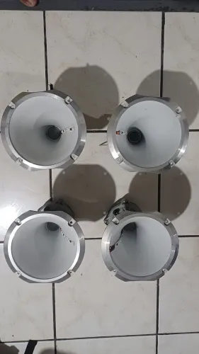 4 Drivers JBL D250X já com expansor de aluminio na cor branca