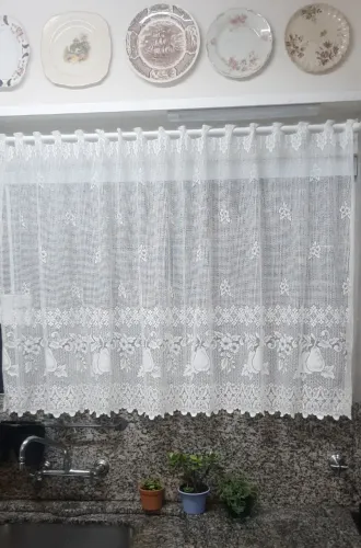 Cortina nova, pronta, em tom perolado, estilo holandesa