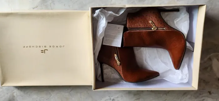 Bota Jorge Bischoff Couro Marrom Detalhes