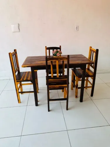 Conjunto de Mesa e Cadeiras de Madeira fixa