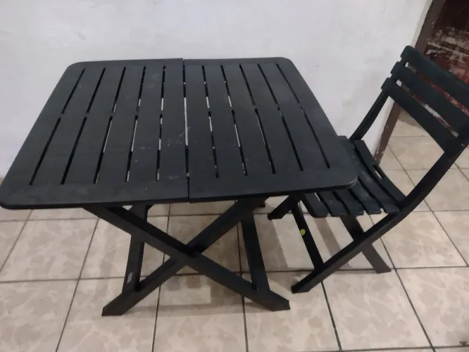 Vendo mesa portátil dobrável com uma cadeira vendo como está na foto ok