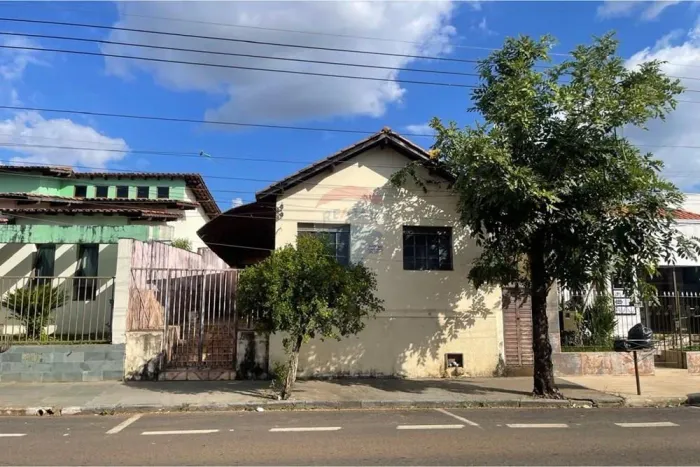 Casa à venda no Centro da cidade de Araxá-MG