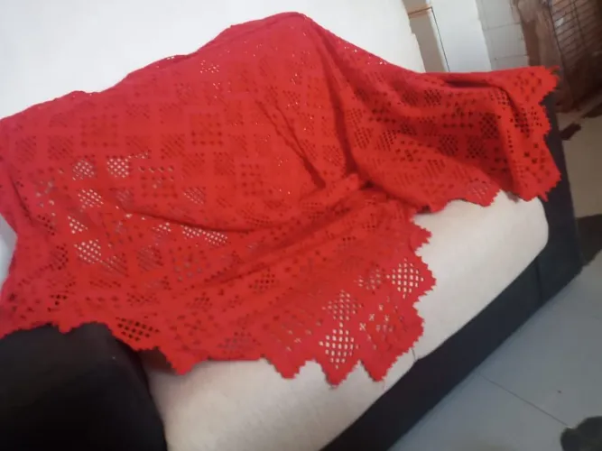 Colcha vermelha de tecido bordada macramé