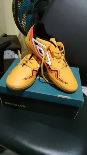 Chuteira umbro prisma