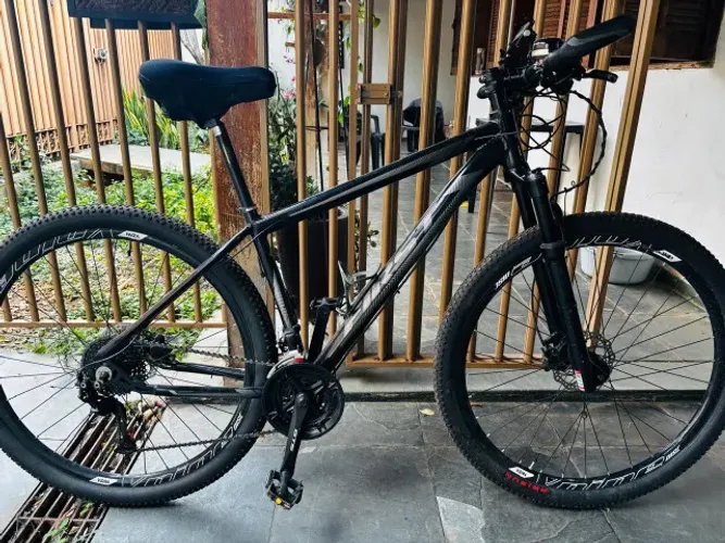 Bicicleta First Aro 29 câmbio Shimano Altus