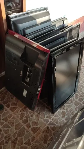 lote de 20 display tv inteiro e completo - as placas acompanham mas vão no estado