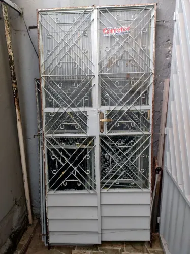 VENDO PORTA E JANEJA DE FERRO