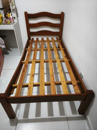 CAMA DE MADEIRA DE LEI (solteiro) em excelente estado de conservação.