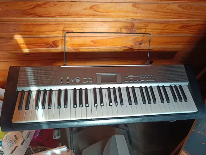 - Teclado Casio LK-120 - 61 teclas