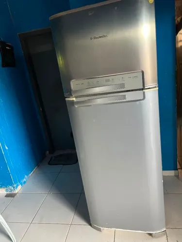 Vende se geladeira Eletrolux Frost Free