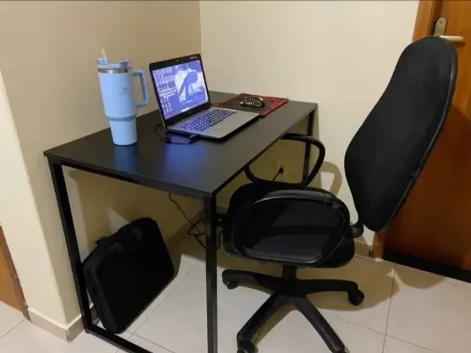Mesa Escrivaninha MDF pes em Metalon toda preta