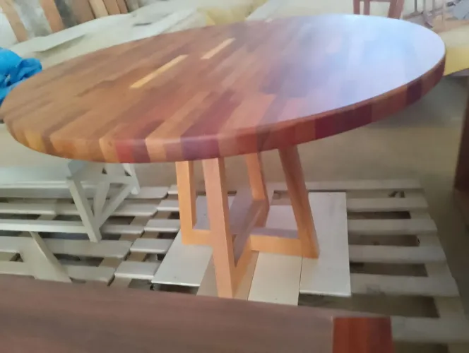 Mesa e banquetas