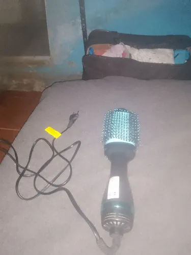 Estou vendedo essa secadora de cabelo boa usado pouco nao estou usando mais.