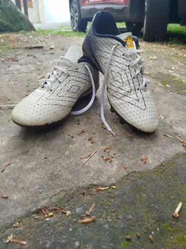 Chuteira de campo umbro