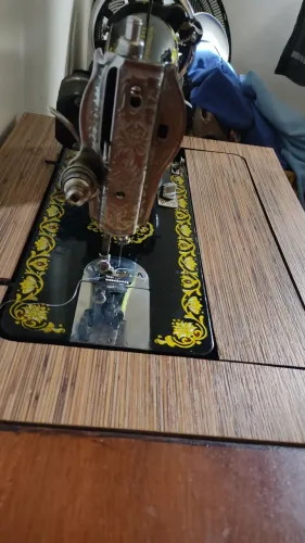 Vando máquina de costura antiga mas muito boa