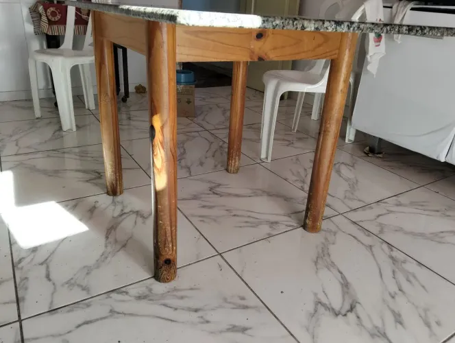 Mesa de mármore com pés de madeira maciça.