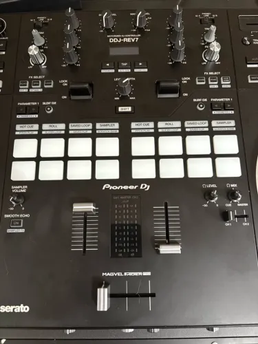 Controladora DDJ-Rev7 Pioneer DJ
