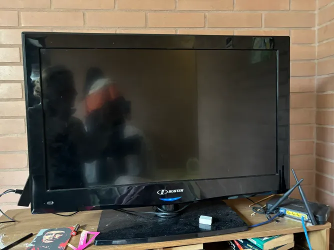 TV H-Buster LCD com Entradas HDMI e USB - Excelente Estado!