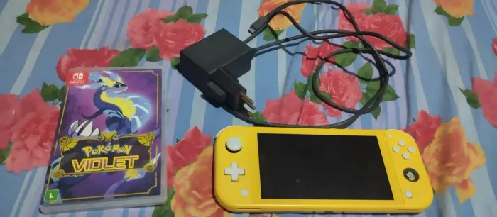 Nintendo Switch Lite + Pokémon Violet (C/defeito)