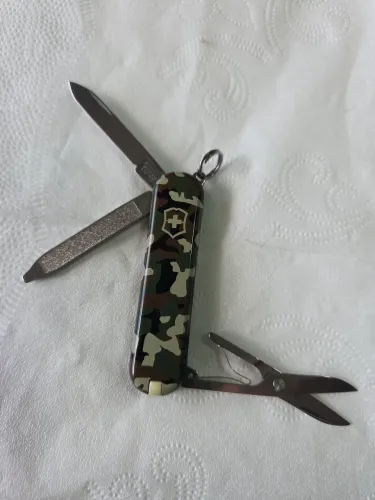 CANIVETE SUÍÇO VICTORINOX CLASSIC , CAMUFLADO , NOVO , FALTA PINÇA DE ACESSÓRIO !
