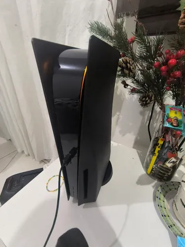 Vendo PlayStation 5 Slim com leitor de disco, em excelente estado de conservação.